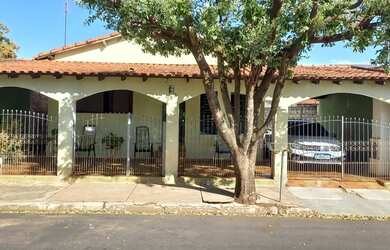 Imagem: A casa possui 1 Dormitório, 1 Banheiro, 153m² de Área e