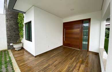 Imagem: A casa possui 4 Dormitórios, 5 Banheiros, 2 Vagas na garagem