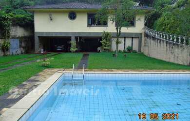 Imagem: A casa possui 4 Dormitórios, 3 Banheiros e 200m² de Área