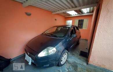 Imagem: A casa possui 3 Dormitórios, 1 Banheiro e 1 Vaga na garagem