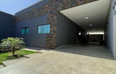 Imagem: A casa possui 3 Dormitórios, 2 Banheiros, 2 Vagas na garagem