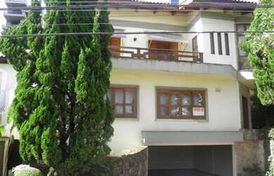 Imagem: A casa possui 4 Dormitórios, 4 Banheiros, 2 Vagas na garagem