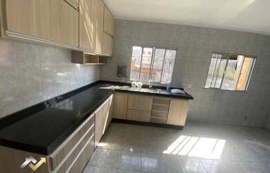 Imagem: A casa possui 2 Dormitórios, 2 Banheiros, 1 Vaga na garagem