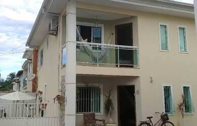 Imagem: A casa em condomínio possui 3 Dormitórios, 1 Banheiro, 2 Vagas