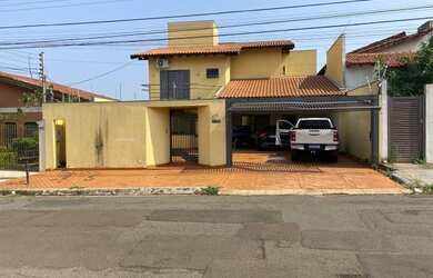 Imagem: A casa possui 4 Dormitórios, 4 Banheiros, 400m² de Área e