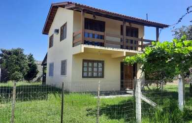 Imagem: A casa possui 4 Dormitórios, 2 Banheiros, 1 Vaga na garagem