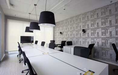 Imagem: O depósito possui 5 Vagas na garagem e 323m² de Área e está