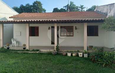 Imagem: A casa possui 2 Dormitórios, 1 Banheiro, 4 Vagas na garagem