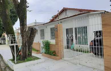 Imagem: A casa possui 5 Dormitórios, 5 Banheiros, 2 Vagas na garagem