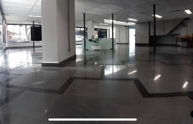 Imagem: O depósito possui 3 Vagas na garagem, 300m² de Área e está