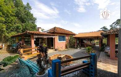 Imagem: A chácara possui 240m² de Área, Churrasqueira, Piscina, Área