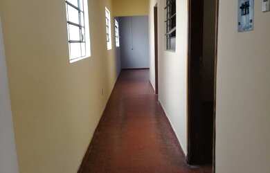 Imagem: A casa possui 3 Dormitórios, 2 Banheiros, 4 Vagas na garagem