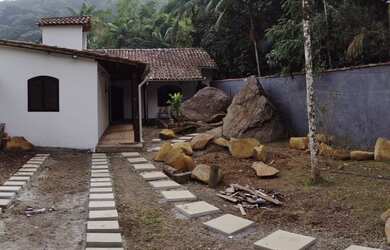 Imagem: A casa possui 2 Dormitórios, 1 Banheiro, 2 Vagas na garagem