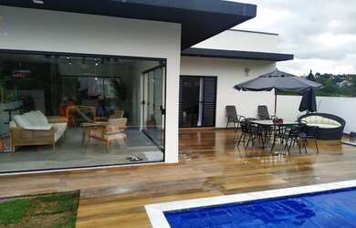 Imagem: A casa possui 5 Dormitórios, 5 Banheiros, 4 Vagas na garagem