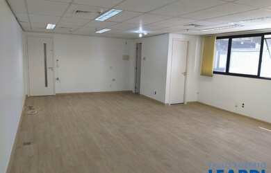 Imagem: O depósito possui 1 Vaga na garagem e 49m² de Área e está