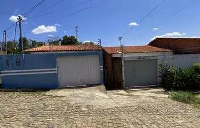 Imagem: A casa possui 2 Dormitórios, 1 Banheiro, 1 Vaga na garagem