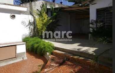 Imagem: A casa possui 3 Dormitórios, 2 Banheiros, 5 Vagas na garagem