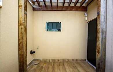 Imagem: A casa possui 3 Dormitórios, 1 Banheiro, 2 Vagas na garagem