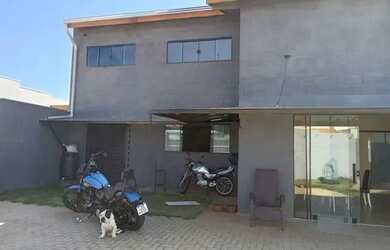 Imagem: A casa possui 3 Dormitórios, 2 Banheiros, 3 Vagas na garagem