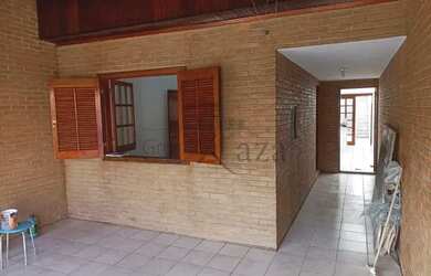 Imagem: A casa possui 3 Dormitórios, 2 Banheiros, 2 Vagas na garagem