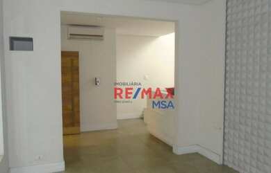 Imagem: A casa em condomínio possui 1 Dormitório, 5 Banheiros, 4 Vagas