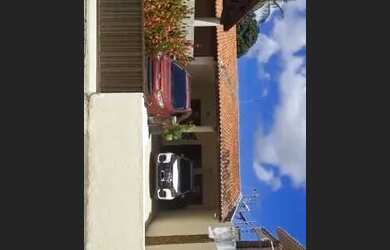 Imagem: A casa possui 3 Dormitórios, 2 Banheiros, 5 Vagas na garagem