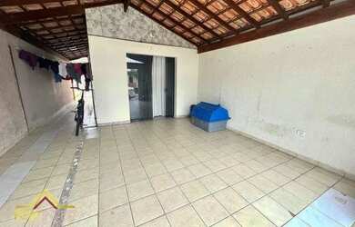 Imagem: A casa possui 2 Dormitórios, 1 Banheiro, 2 Vagas na garagem