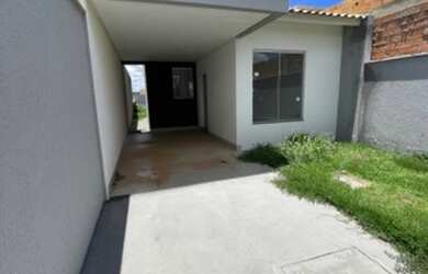 Imagem: A casa possui 3 Dormitórios, 2 Banheiros, 2 Vagas na garagem