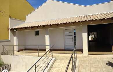 Imagem: A casa possui 3 Dormitórios, 3 Banheiros, 1 Vaga na garagem