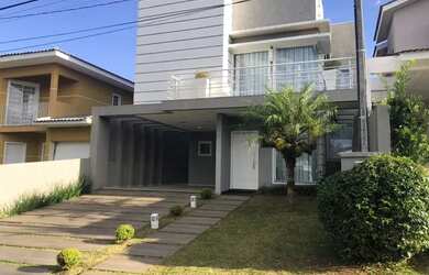 Imagem: A casa possui 3 Dormitórios, 1 Banheiro, 2 Vagas na garagem