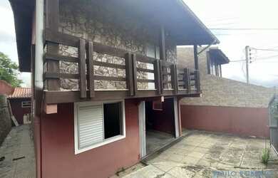 Imagem: A casa possui 5 Dormitórios, 3 Banheiros, 1 Vaga na garagem