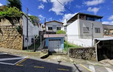 Imagem: A casa possui 4 Dormitórios, 2 Banheiros, 2 Vagas na garagem