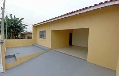 Imagem: A casa possui 3 Dormitórios, 2 Banheiros, 2 Vagas na garagem