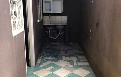 Imagem: A casa possui 2 Dormitórios, 1 Banheiro, 1 Vaga na garagem