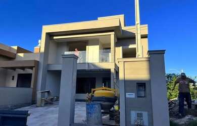 Imagem: A casa possui 3 Dormitórios, 2 Banheiros, 2 Vagas na garagem