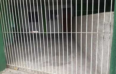 Imagem: A casa possui 3 Dormitórios, 1 Banheiro, 1 Vaga na garagem