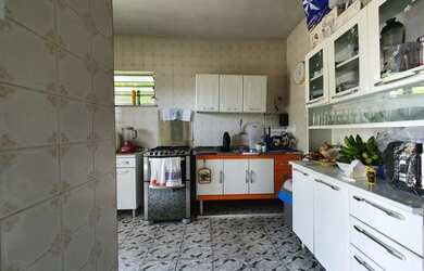 Imagem: A casa possui 5 Dormitórios, 3 Banheiros, 2 Vagas na garagem