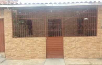 Imagem: A casa possui 2 Dormitórios, 1 Banheiro e está localizado