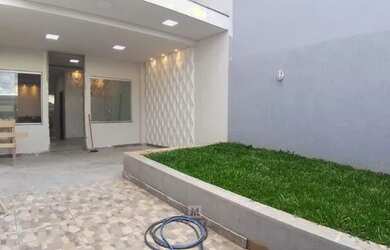 Imagem: A casa possui 3 Dormitórios, 1 Banheiro, 2 Vagas na garagem