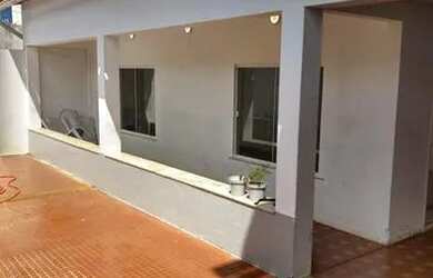 Imagem: A casa possui 4 Dormitórios, 3 Banheiros, 2 Vagas na garagem