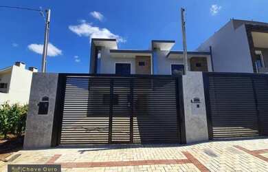 Imagem: A casa possui 3 Dormitórios, 3 Banheiros, 4 Vagas na garagem