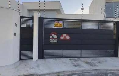 Imagem: A casa possui 3 Dormitórios, 1 Banheiro, 2 Vagas na garagem