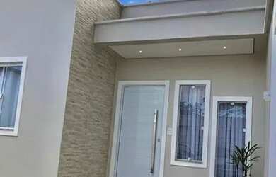 Imagem: A casa possui 3 Dormitórios, 2 Banheiros, 2 Vagas na garagem