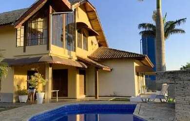 Imagem: A casa possui 2 Dormitórios, 3 Banheiros, 5 Vagas na garagem