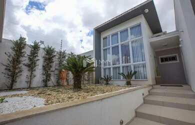 Imagem: A casa possui 1 Dormitório, 2 Banheiros, 4 Vagas na garagem