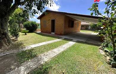 Imagem: A casa possui 3 Dormitórios, 2 Banheiros, 1 Vaga na garagem
