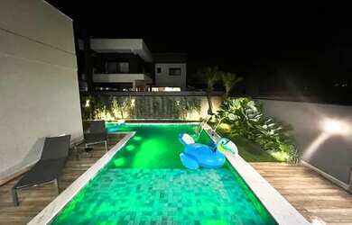 Imagem: A casa em condomínio possui 4 Dormitórios, 5 Banheiros, 503m²