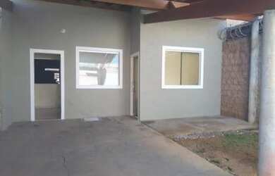 Imagem: A casa possui 2 Dormitórios, 1 Banheiro, 2 Vagas na garagem