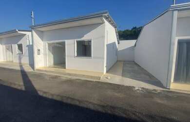 Imagem: A casa possui 2 Dormitórios, 1 Banheiro, 2 Vagas na garagem