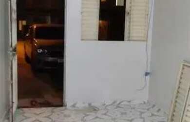 Imagem: A casa possui 2 Dormitórios, 2 Banheiros, 2 Vagas na garagem